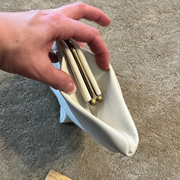 Vintage 1960s Ande’ White Faux Leather Handbag with Hinged Frame - Picture 6 of 12